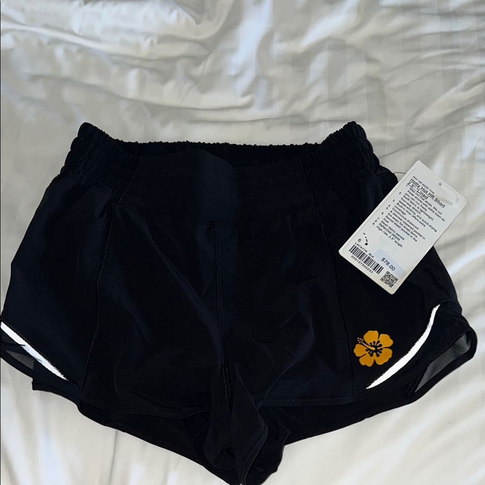 Lululemon Athletica Black Hotty Hot Shorts 2.5 in HAWAII EXCLUSIVE